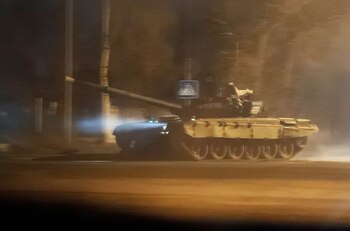 Un tanque avanza por una