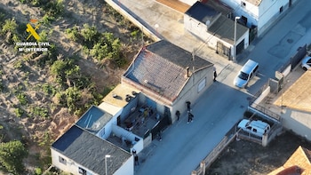 Los agentes entrando en una