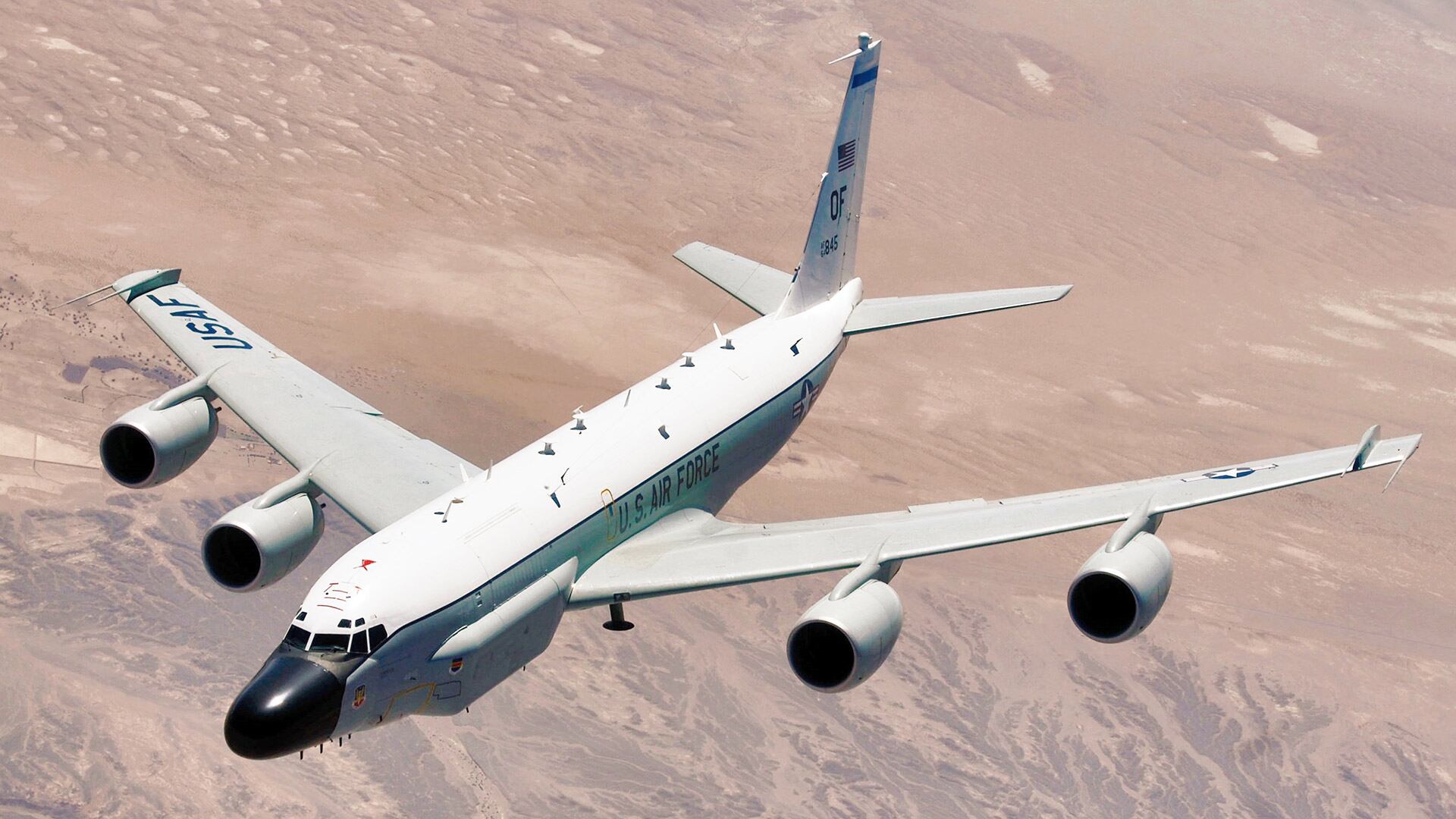 Entre las aeronaves identificadas se destaca un Boeing RC-135, especializado en inteligencia electrónica, que operó en el Caribe bajo indicativo ALBUS39 (Foto: Fuerza Aérea de Estados Unidos)