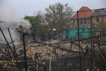 Los bomberos trabajan en el