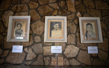 (REPÚBLICA DOMINICANA), 12/03/2026.- Fotografía que muestra imágenes de la abogada y activista Minerva Mirabal (c), y sus hermanas en la Casa Museo Hermanas Mirabal en Salcedo. "Si me mata, yo sacaré mis brazos de la tumba y seré más fuerte", repetía la joven abogada, activista y política dominicana Minerva Mirabal, que desafió al sanguinario dictador Rafael Trujillo (1930-1961) y de cuyo nacimiento se conmemora este jueves un siglo, convertida, junto a sus hermanas Patria y María Teresa, en un símbolo de la lucha de las mujeres en el mundo. EFE/ Orlando Barría
