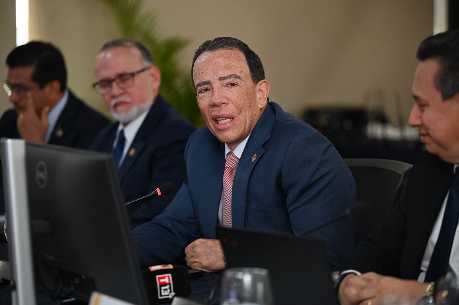 Álvaro González Ricci, presidente del Banco de Guatemala, encabeza una reunión de trabajo junto a funcionarios de la institución. (Banco de Guatemala)