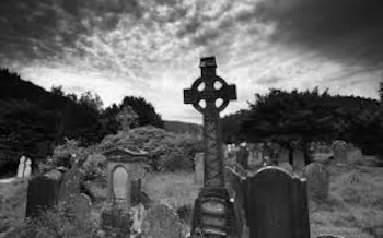 Aquí se encuentra enterrada Mónica.