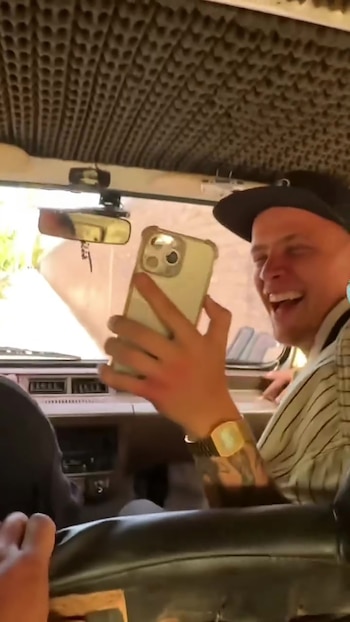 El acompañante, quien habría subido