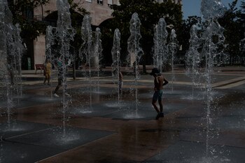 Varios niños en la fuente
