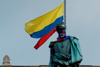 Una bandera de Colombia rasgada