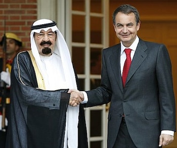 Zapatero saluda al monarca saudí en La Moncloa.
