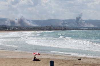 Una mujer sentada en una