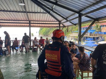 Armada rescata a víctimas de