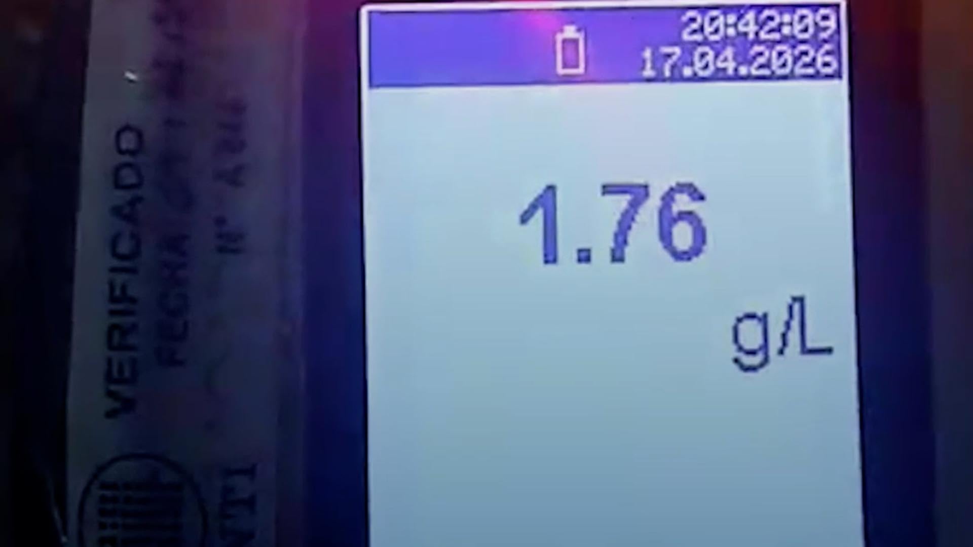 El display digital registra un nivel de 1.76 g/L de alcohol en sangre, resultado de la prueba a un conductor detenido en Neuquén.