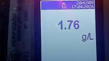 Primer plano de una pantalla digital que muestra "1.76 g/L", la hora "20:42:09" y la fecha "17.04.2026". A la izquierda se ve un sello con "VERIFICADO"