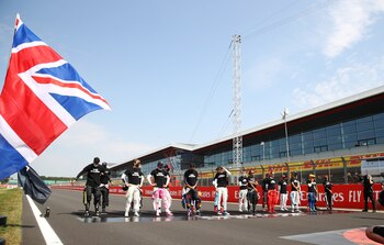 La postura de los protagonistas en su mensaje contra el racismo en la previa de la carrera. Foto: REUTERS/Bryn Lennon