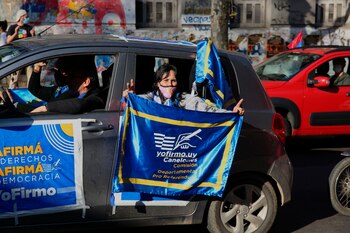 Una caravana de militantes de