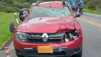 La camioneta Renault Duster roja fue identificada por las autoridades como el vehículo que embistió al joven ciclista cuando entrenaba en la vía Los Alpes, en el sector Alto de La Tribuna. - crédito El tiempo
