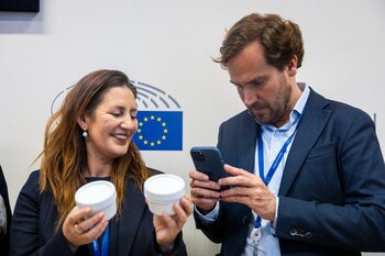 La Organización Nacional de Ciegos Españoles (ONCE) pidió este martes en Bruselas la aprobación de una legislación "específica y avanzada" en España sobre el etiquetado accesible de productos de consumo cotidiano como la leche, huevos, carne o conservas, para "garantizar la seguridad, autonomía y calidad de vida de las personas ciegas o con discapacidad visual grave" (EFE/ Fundación ONCE)