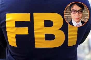 Un torso de espalda con una camiseta azul marino con las letras amarillas "FBI". En la esquina superior derecha, una imagen circular de un hombre con gafas