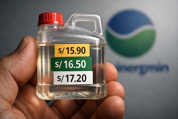 Mano sosteniendo galón transparente con tapa roja, etiquetas de precios S/15.90, S/16.50, S/17.20. Fondo gris con logo borroso de Osinergmin.