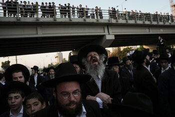 Hombres judíos ultraortodoxos bloquearon una carretera durante una protesta contra el servicio militar en Bnei Brak (AP Foto/Oded Balilty)