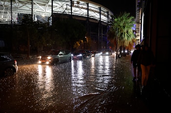 Calle inundada tras las fuertes lluvias caídas en Valencia, cerca del campo del Levante UD. (Ana Escobar/EFE)