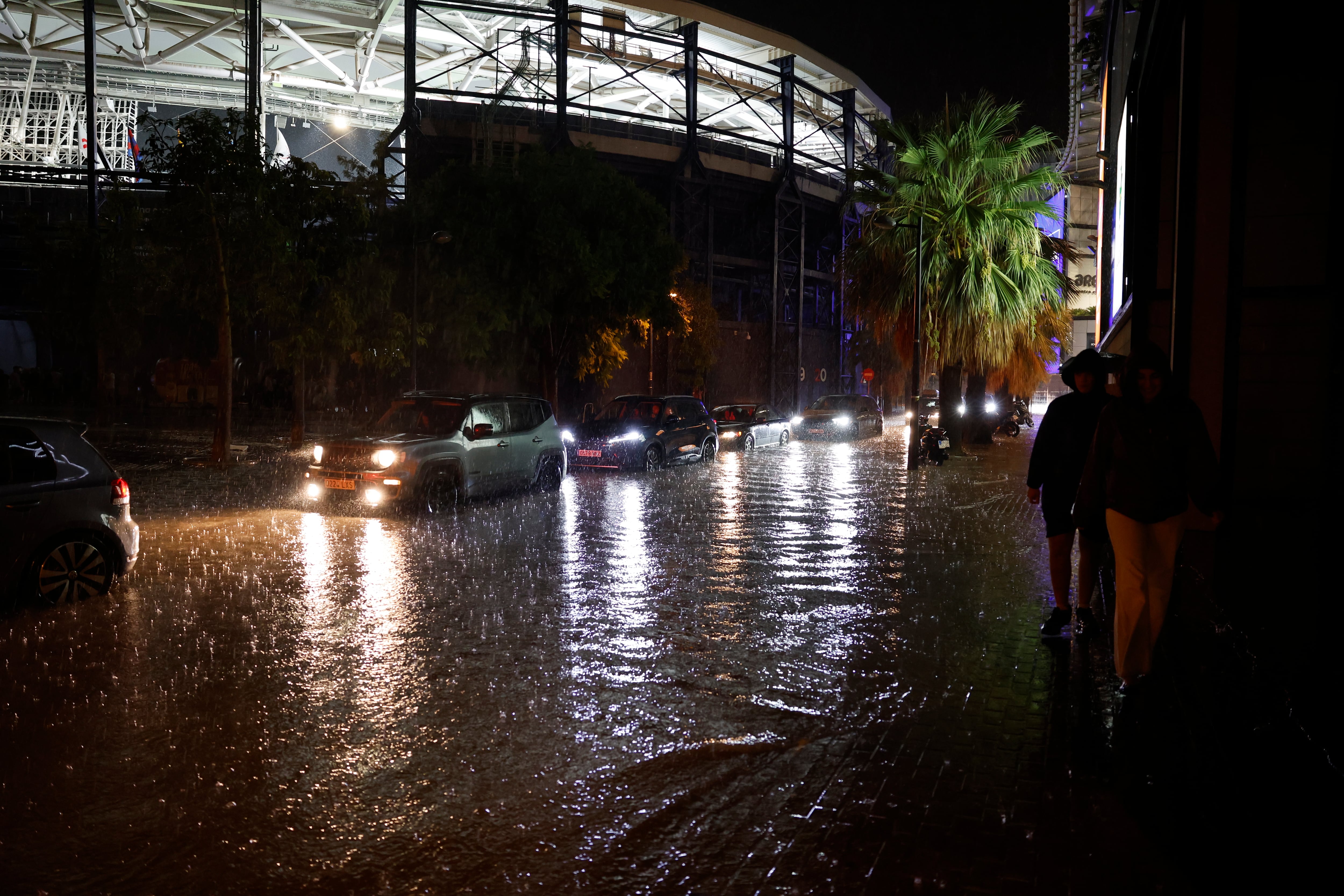 Calle inundada tras las fuertes lluvias caídas en Valencia, cerca del campo del Levante UD. (Ana Escobar/EFE)