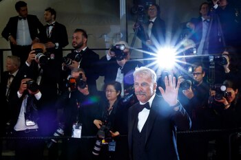 Kevin Costner saluda luego del