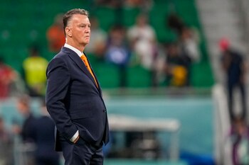 En foto del lunes 21 de noviembre del 2022, el seleccionador de Holanda Louis van Gaal observa el campo antes del encuentro de la selección ante Senegal en la Copa Mundial en Doha, Qatar. (AP Foto/Luca Bruno)