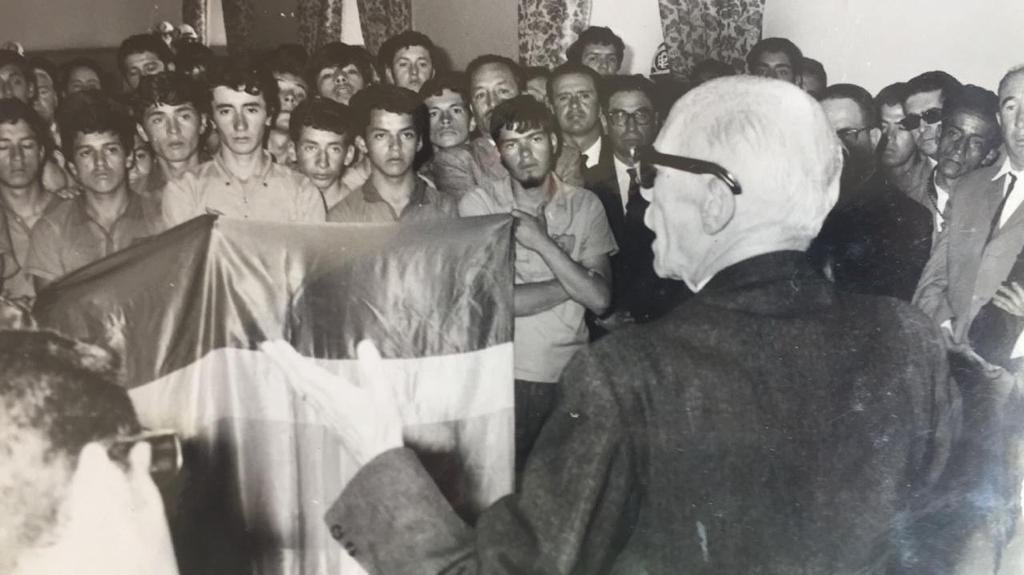El presidente José María Velasco Ibarra cuando recibió a la delegación de estudiantes en el Palacio presidencial en Quito. (La Hora Loja)
