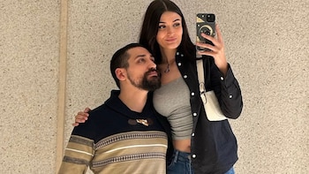 Debate sobre altura en parejas se enciende gracias a valiente respuesta online. (X: @natttheassassin)