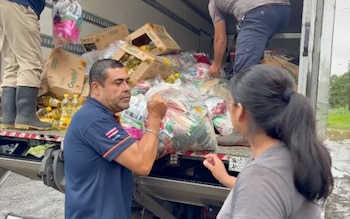Equipos de la CNE continúan ingresando a las comunidades afectadas para entregar ayuda humanitaria. Crédito: CNE