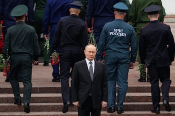 Vladímir Putin en un acto conmemorativo en Moscú, en junio. Su partido, Rusia Unida, retendrá el control de la Duma pese a una aprobación real muy por debajo de la que exhibe el aparato oficial. (AP Foto/Alexander Zemlianichenko, Pool, archivo)