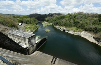 Vista de archivo de la presa Madden, que controla las aguas del lago Alajuela y abastece de agua y electricidad al Canal de Panamá. (AP Foto/Arnulfo Franco)