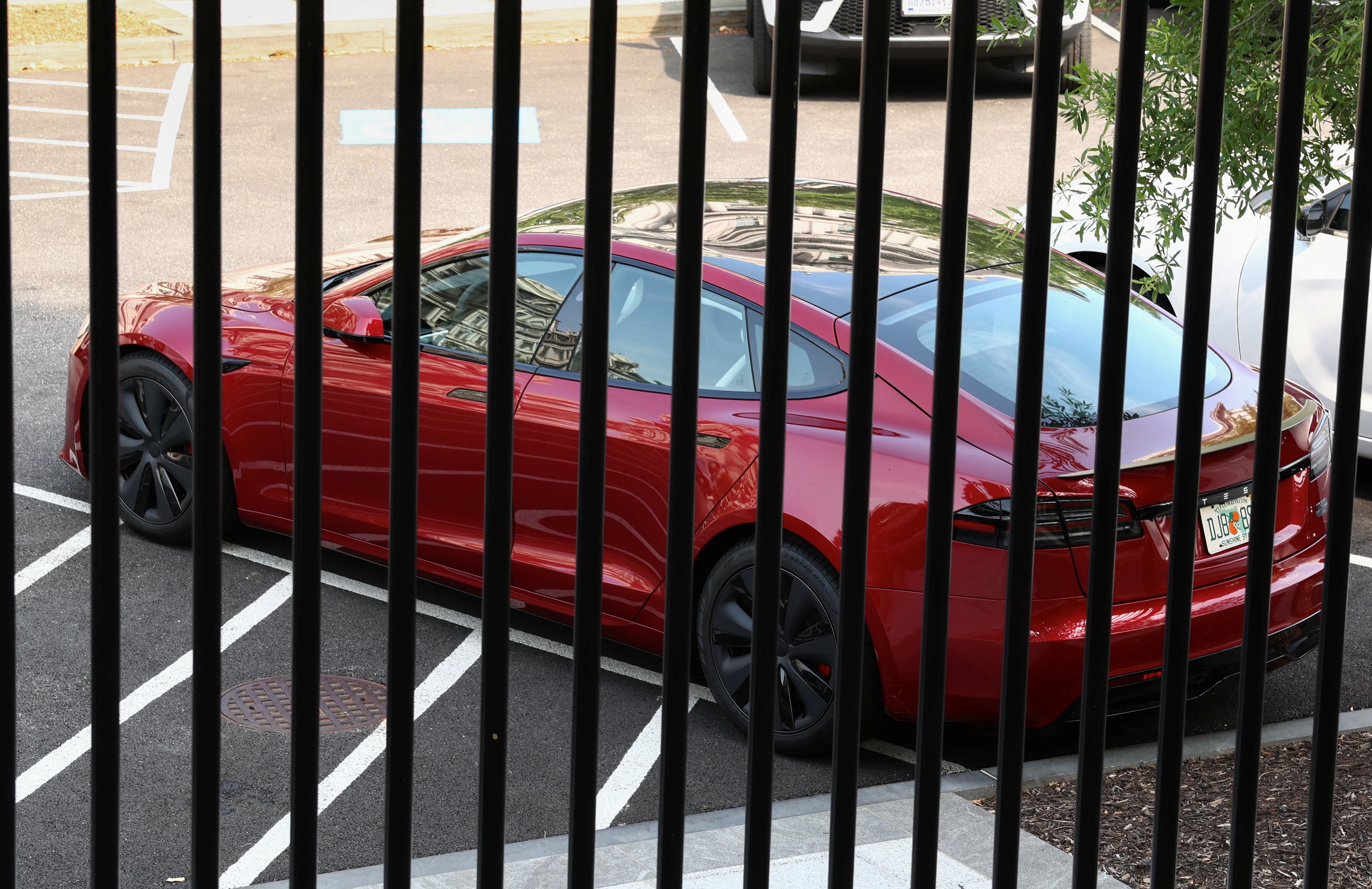 Un vehículo Tesla comprado por el presidente de Estados Unidos, Donald Trump, a principios de este año está aparcado en West Executive Avenue, entre la Casa Blanca y el Edificio de Oficinas Ejecutivas Eisenhower, en Washington, D.C., Estados Unidos, 6 de junio de 2025. REUTERS/Kevin Lamarque