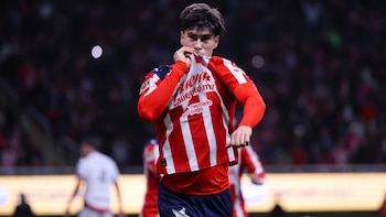 Hormiga González jugaría en Europa: Chivas recibe oferta del Olympiacos para fichar al mexicano