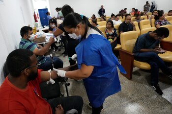 Personas enfermas de dengue reciben