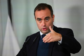 El titular de Defensa, Sébastien Lecornu, fue uno de los nombres que surgieron en los últimos días (REUTERS)
