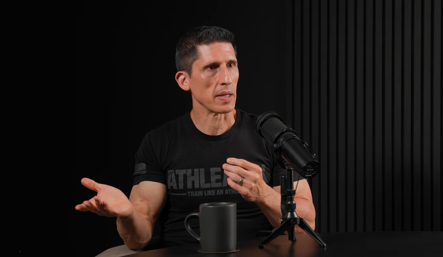 La personalización de las rutinas y la escucha al cuerpo permiten sostener el entrenamiento funcional a largo plazo sin sacrificar salud ni motivación (Captura de video: YouTube/@hubermanlab)