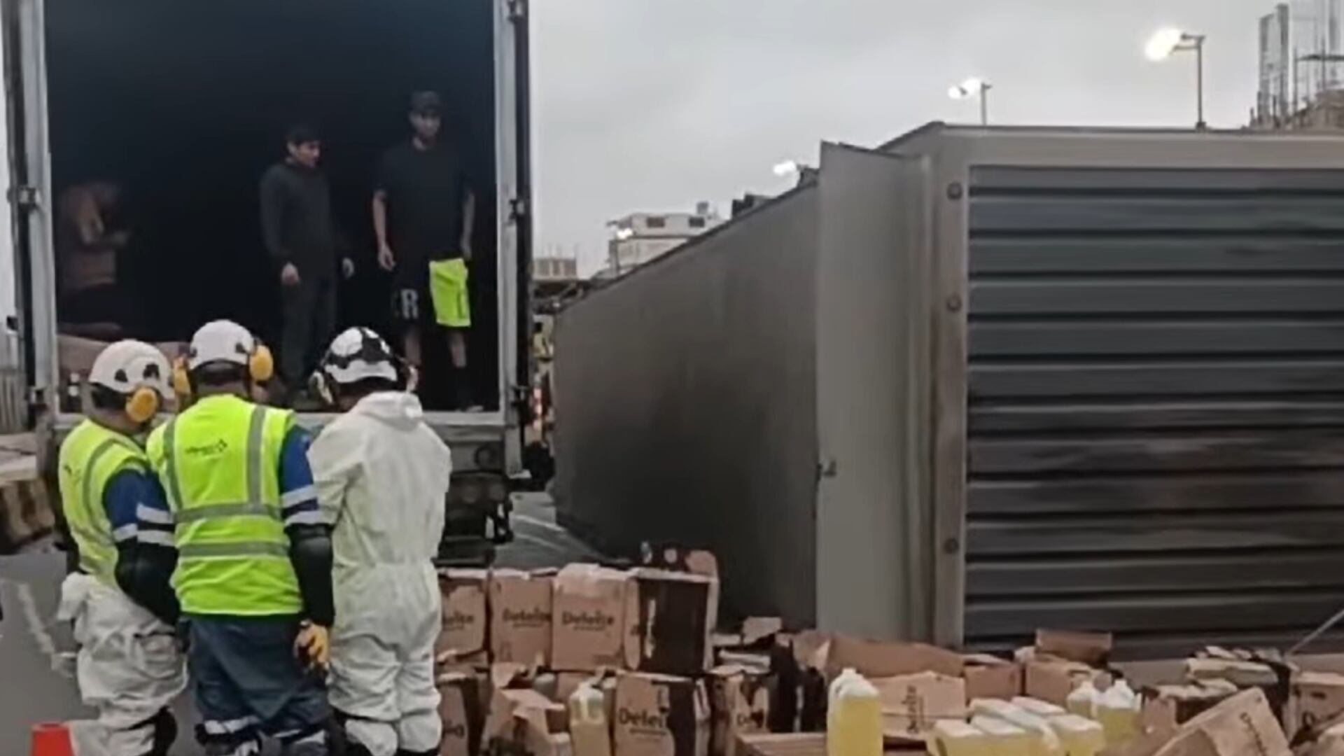 Parte de la mercadería quedó esparcida en la vía; otro camión de la misma empresa llegó a recuperar lo que pudo. (Captura de pantalla)