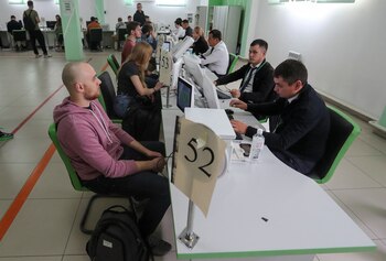 Ciudadanos rusos en un centro