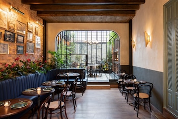 El restaurante se llamó inicialmente Sazerac, en referencia al célebre cóctel de Nueva Orleans. Sin embargo, debieron cambiar el nombre por una disputa de marca.