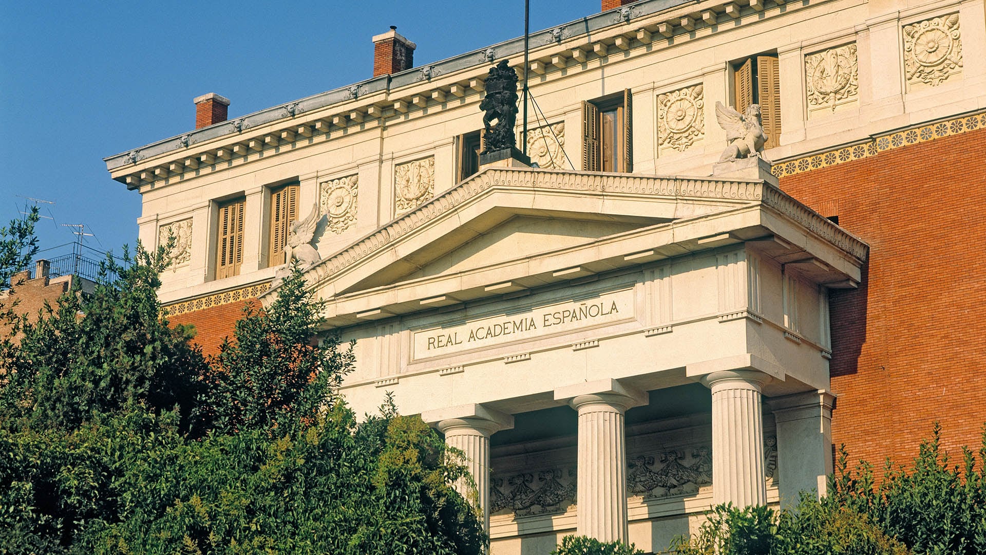 La Real Academia Española aconseja preferir términos españoles cuando existen, aunque admite extranjerismos para nuevas realidades