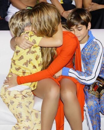 Shakira se abraza a sus