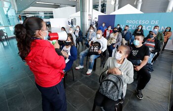 Varias personas reciben información previo