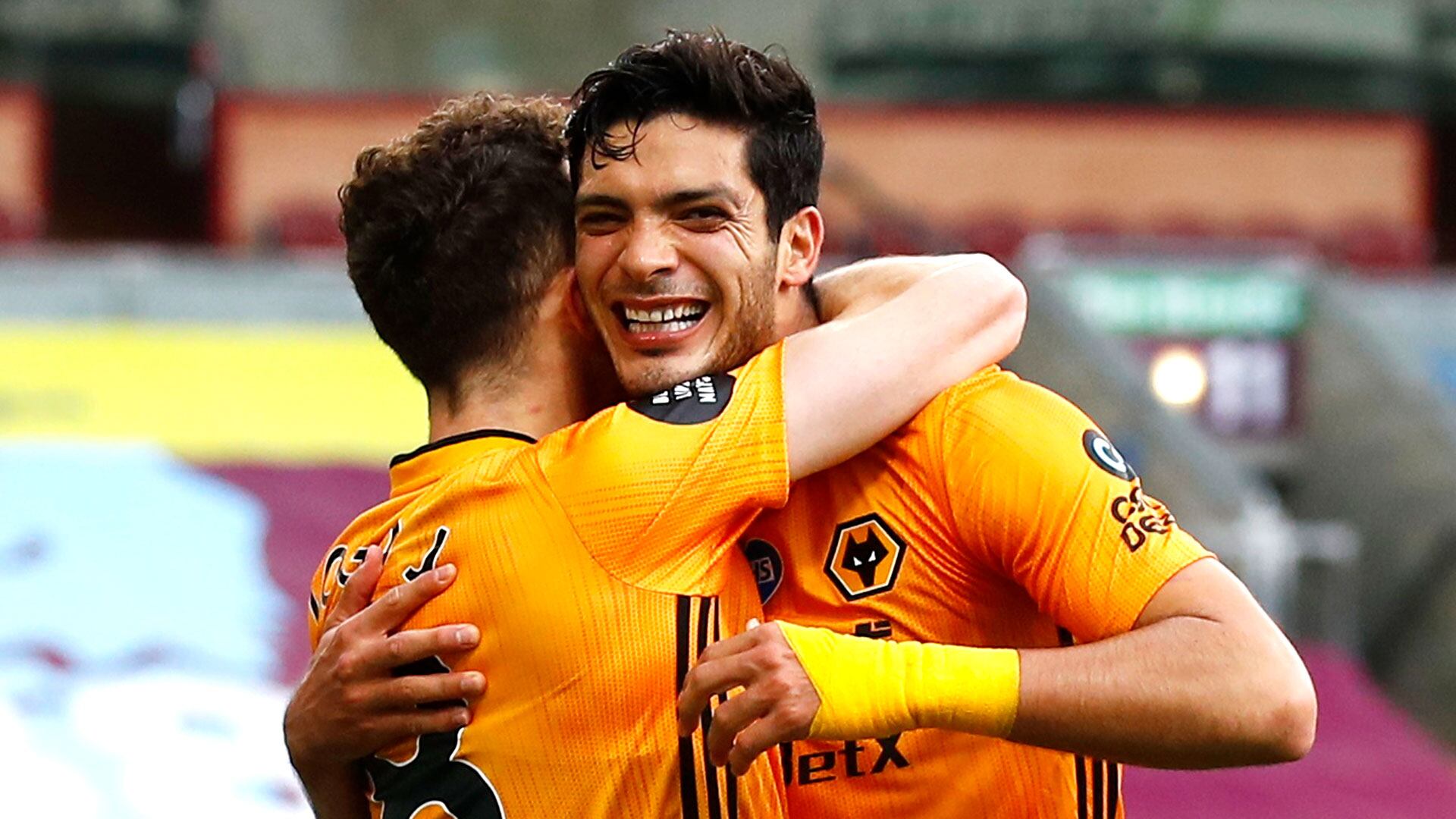 15 de julio de 2020. Raúl Jiménez, del Wolverhampton Wanderers, celebra su primer gol con Diogo Jota. Clive Brunskill/Pool vía REUTERS.