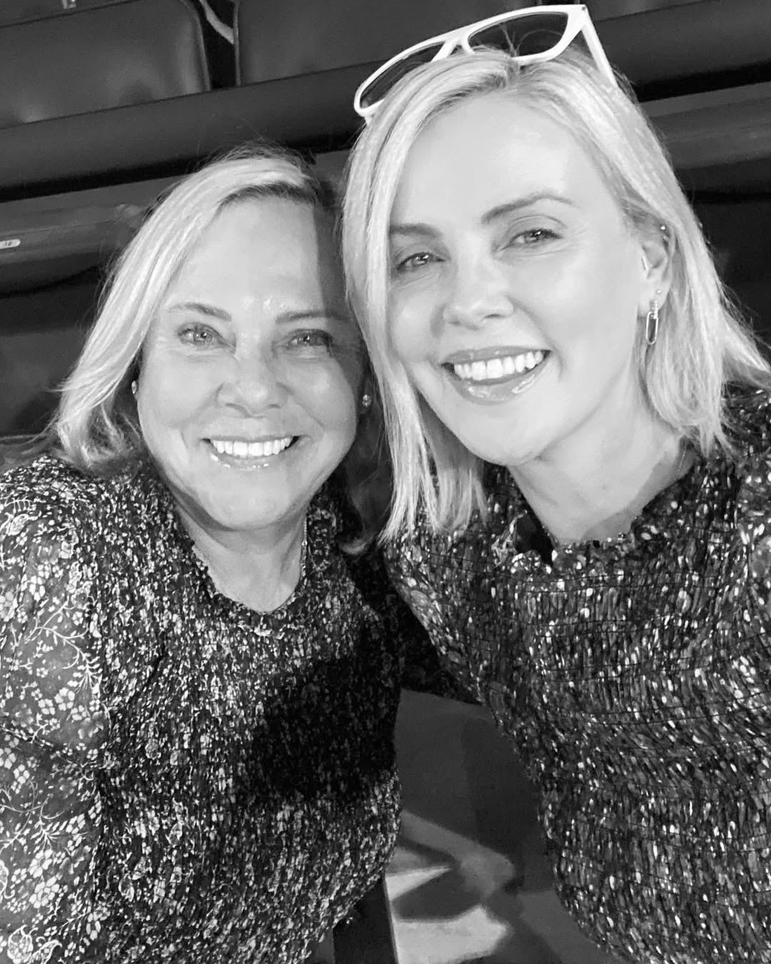 Su relación con su madre se hizo más fuerte tras el episodio violento en su hogar (Créditos: Instagram/@charlizeafrica)