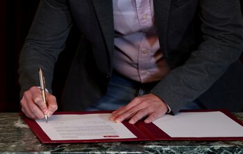 Pablo Iglesias firma el acuerdo