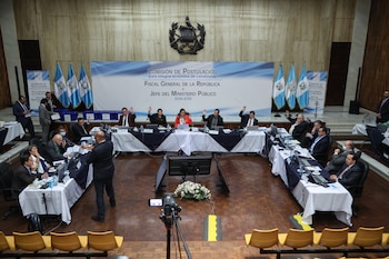 Inicia la reunión de la denominada Comisión de Nominaciones para seleccionar candidatos a fiscal general y jefe del Ministerio Público para el período 2026-2030 en Ciudad de Guatemala, Guatemala, 24 de abril de 2026. (EFE/ Mariano Macz)
