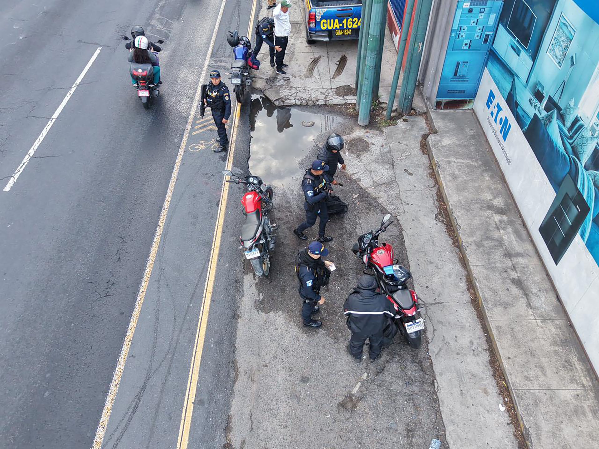 Agentes de la Policía Nacional Civil de Guatemala realizan un operativo de prevención y seguridad en una calle de la capital para combatir los robos cometidos por motoladrones. (PNC de Guatemala)
