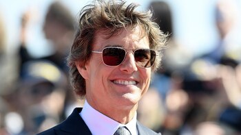 Tom Cruise llegó a la premiere de "Top Gun Maverick" pilotando un helicóptero