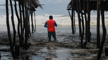 Autoridades advierten oleaje más alto y rápido en la costa de El Salvador