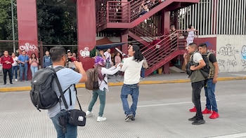 Conductor pierde la paciencia y enfrenta a manifestantes con tijeras de jardinero en Naucalpan